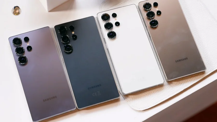 Несколько смартфонов Samsung на столе