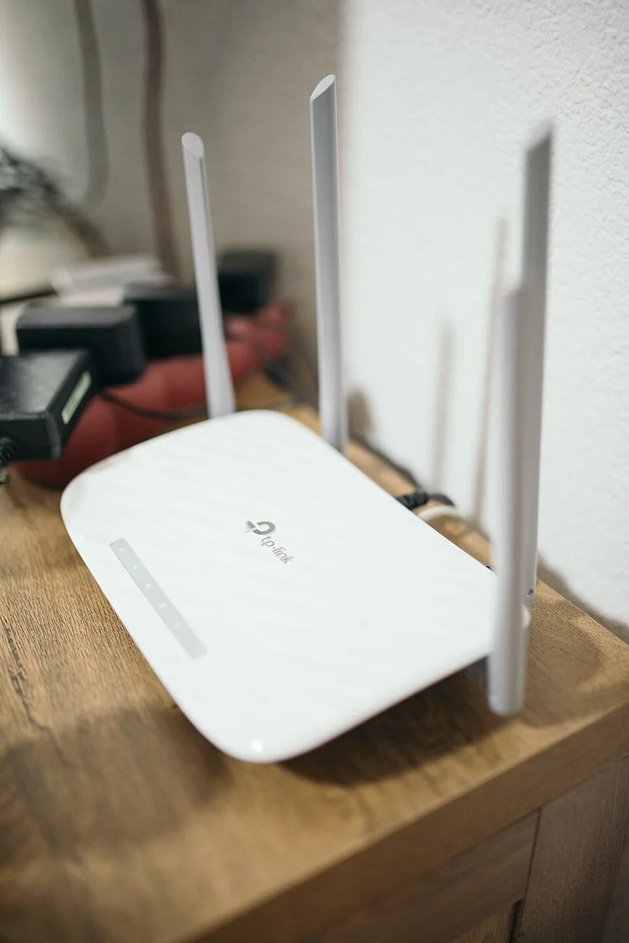 Wi-Fi роутер TP-Link на столе