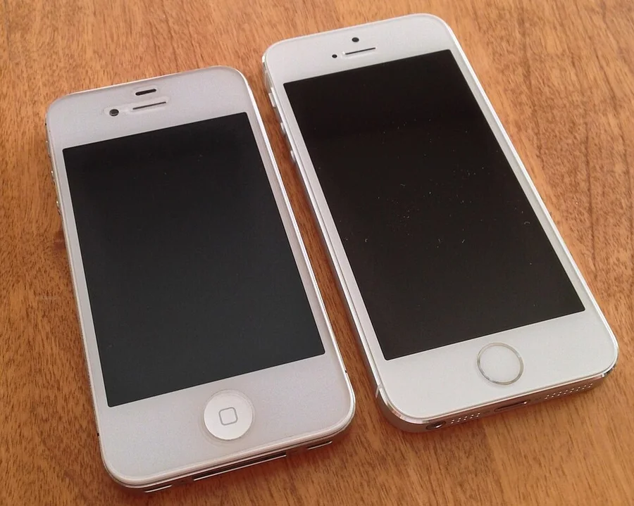 Два белых iPhone на деревянном столе