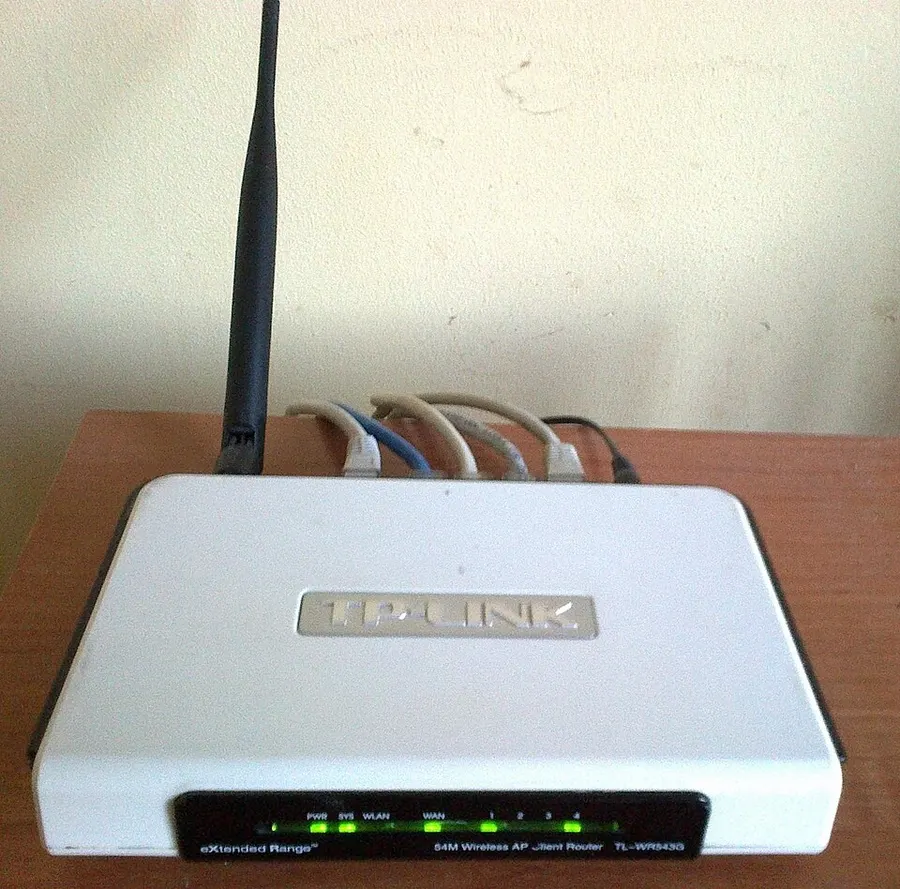 Роутер TP-Link с подключёнными кабелями