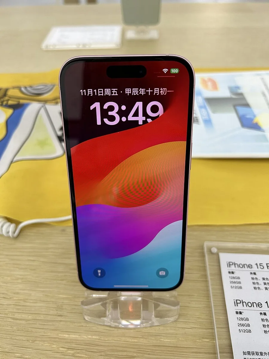 iPhone 15 на витрине магазина