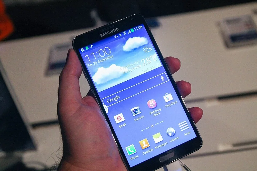 Смартфон Samsung на Android в руке