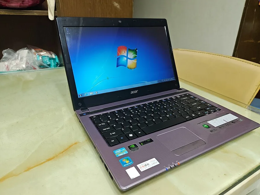 Ноутбук с Windows на столе