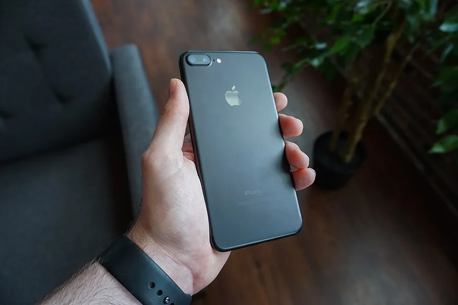 Чёрный iPhone в руке