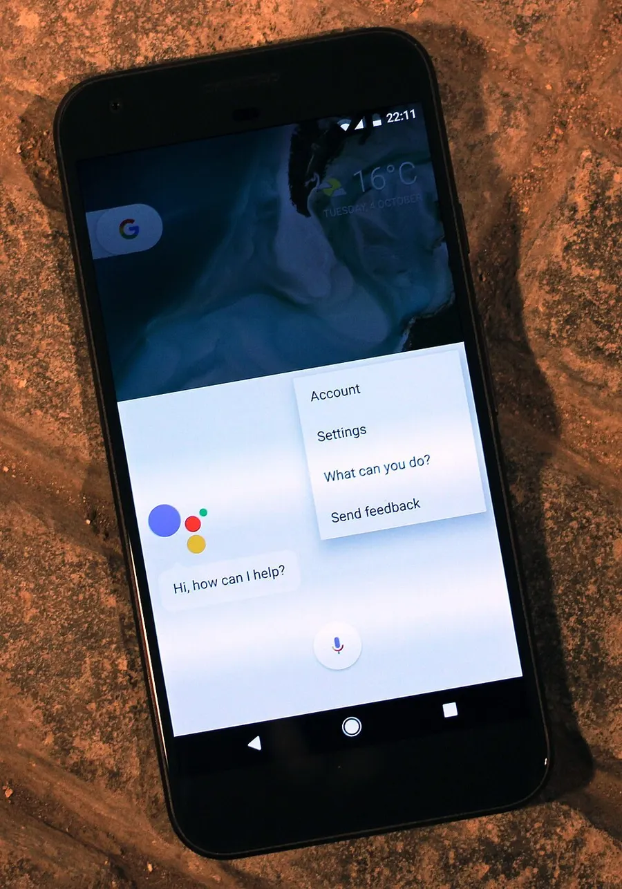 Смартфон Google Pixel XL с открытым приложением
