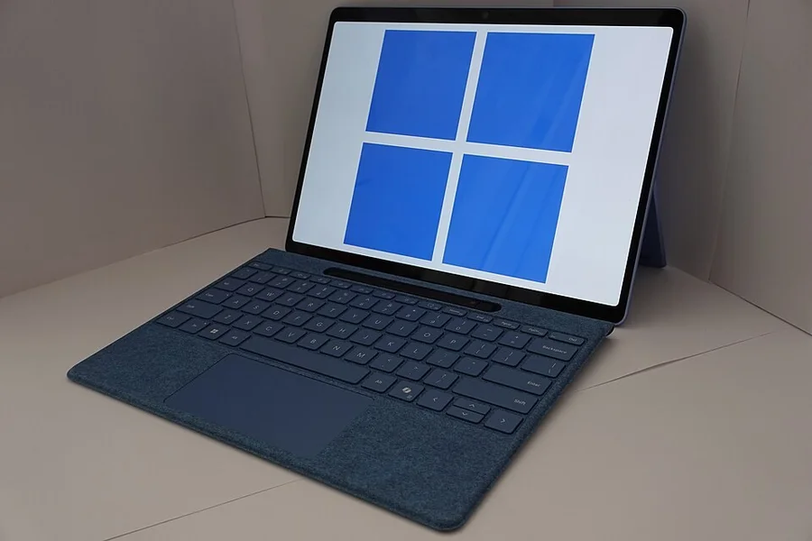 Ноутбук-планшет с Windows 11 на столе