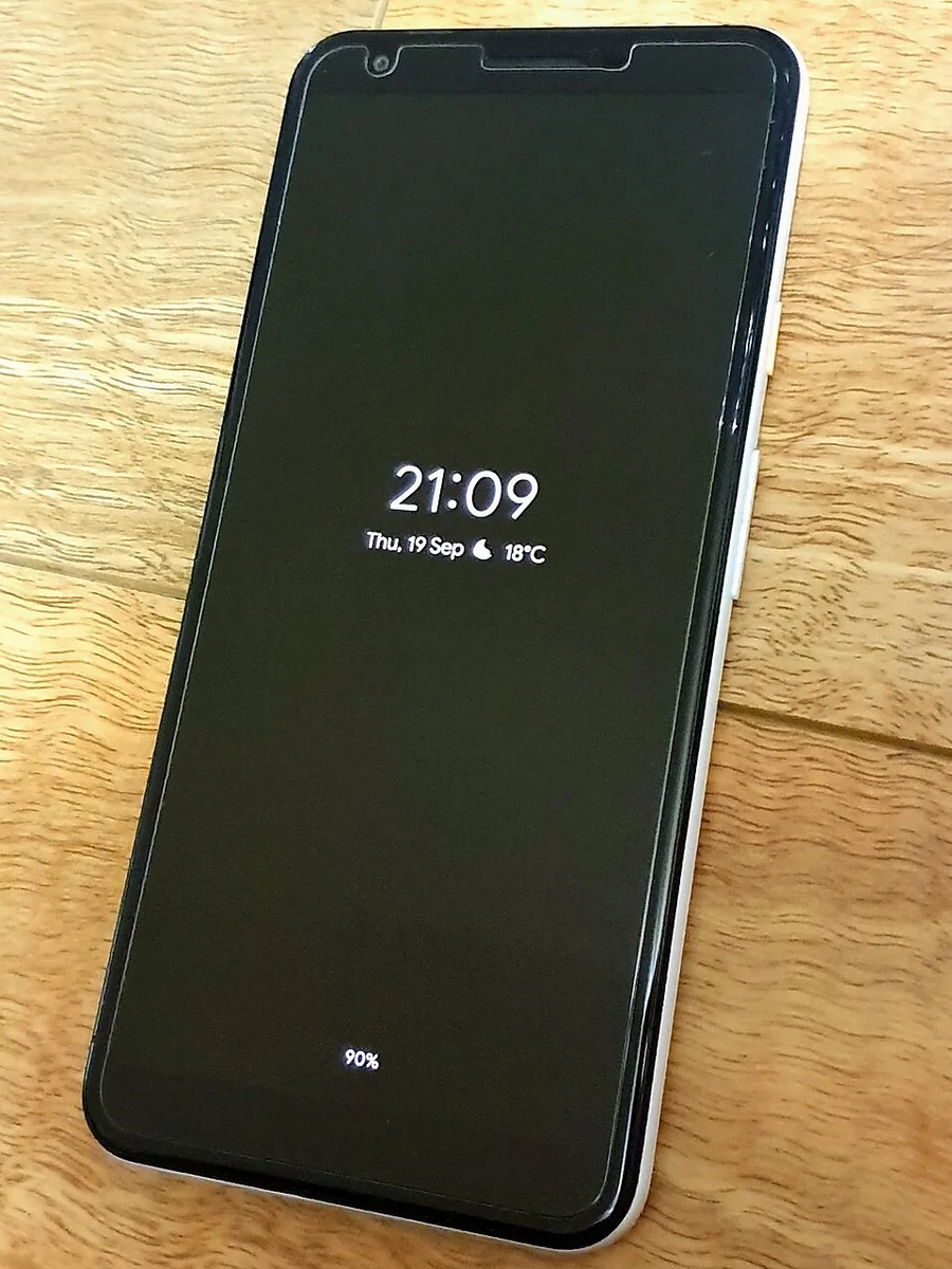 Смартфон Pixel 3a XL с включённым экраном