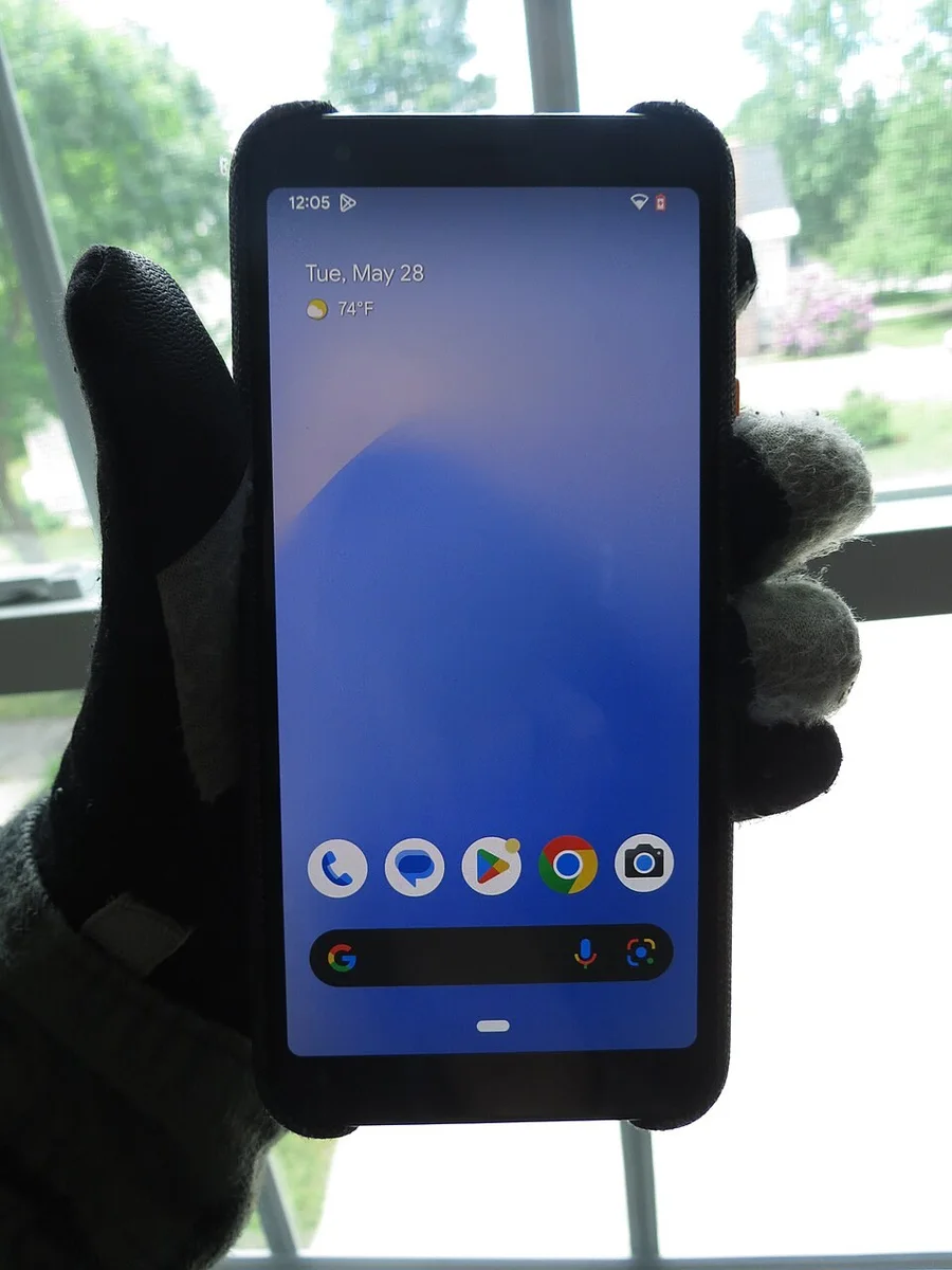 Смартфон Google Pixel на Android в руке