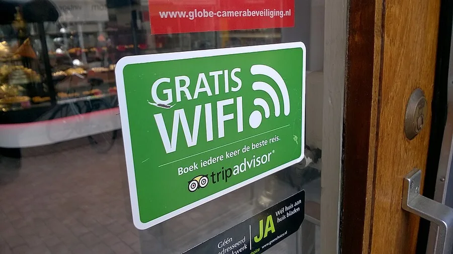 Табличка бесплатного Wi-Fi на двери кафе