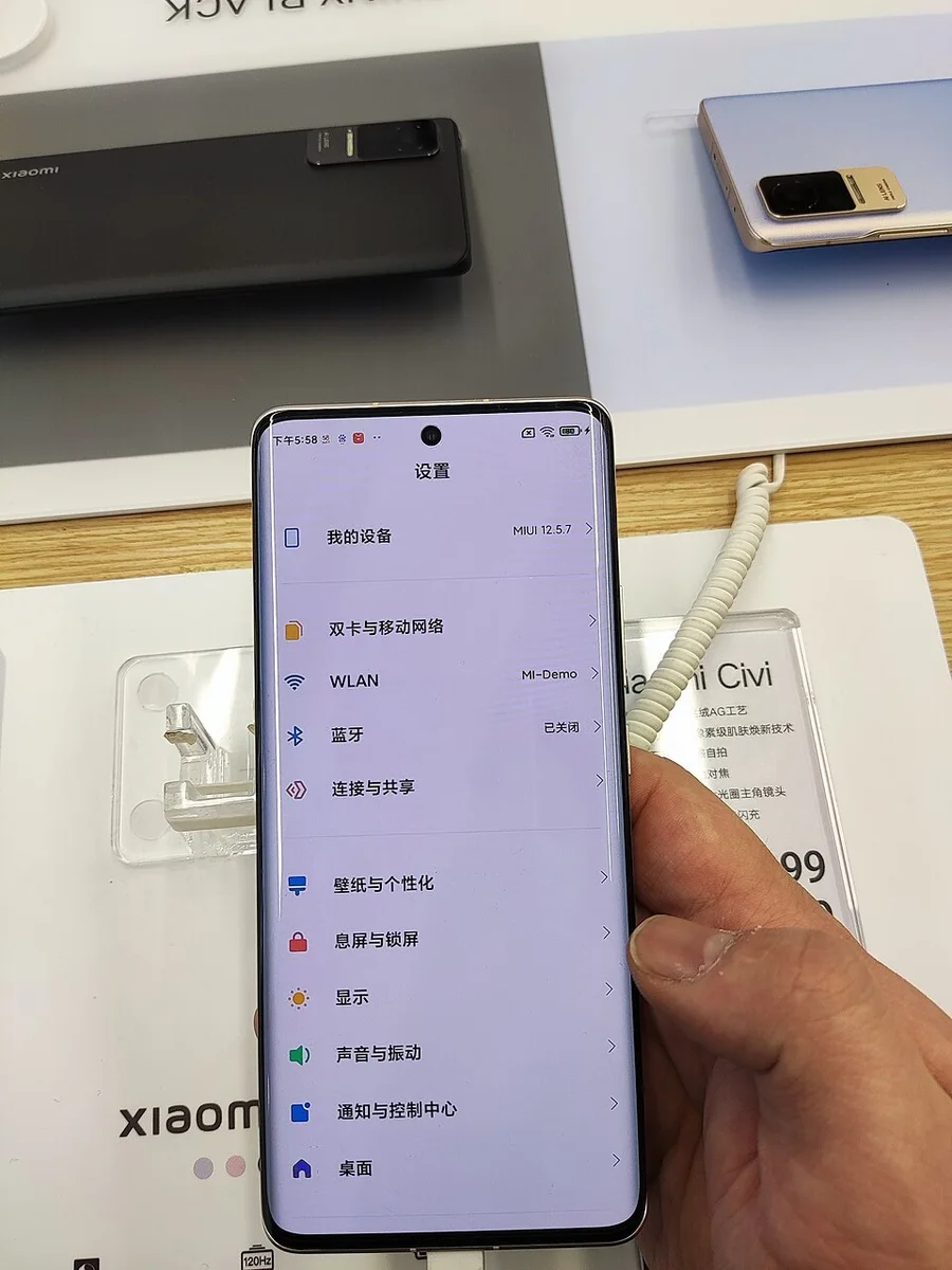 Смартфон Xiaomi в руке