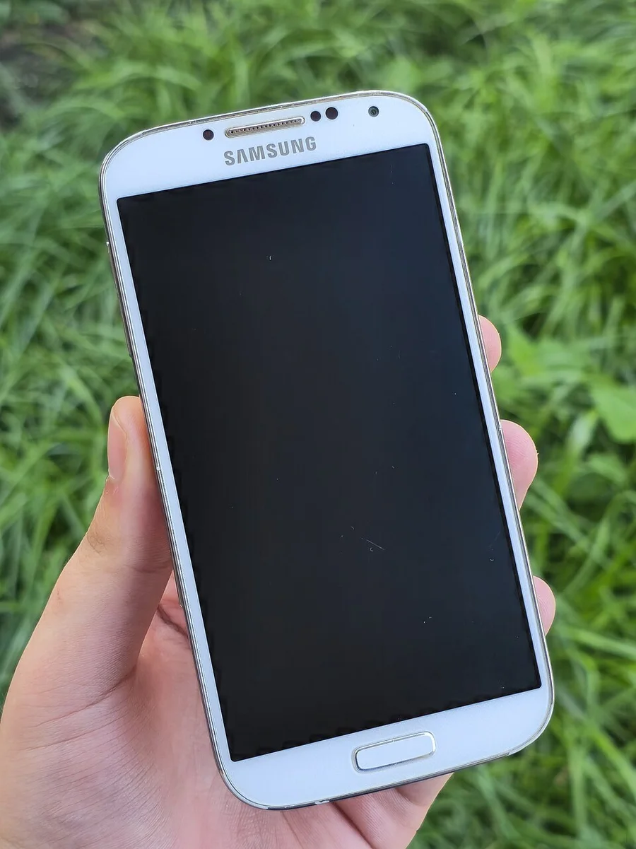 Белый смартфон Samsung Galaxy в руке