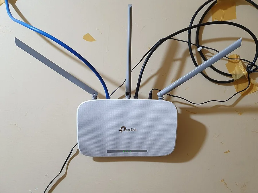 Роутер TP-Link с антеннами на стене