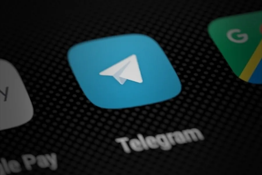 Иконка Telegram на экране смартфона