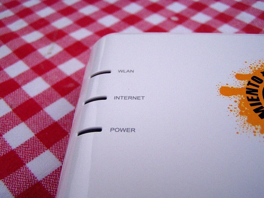 Роутер с индикаторами WLAN, Internet и Power