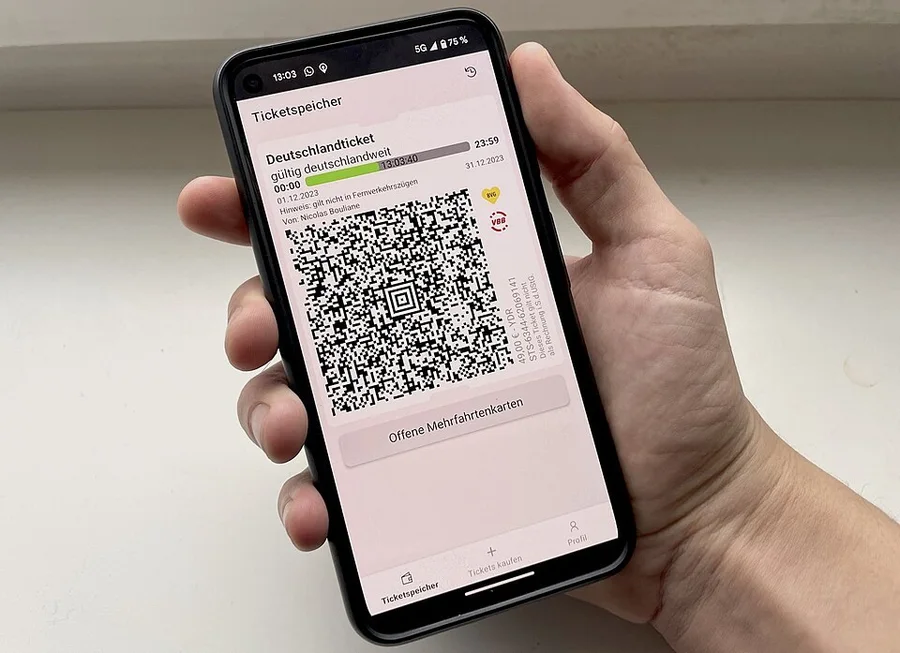 QR-код на экране смартфона в руке