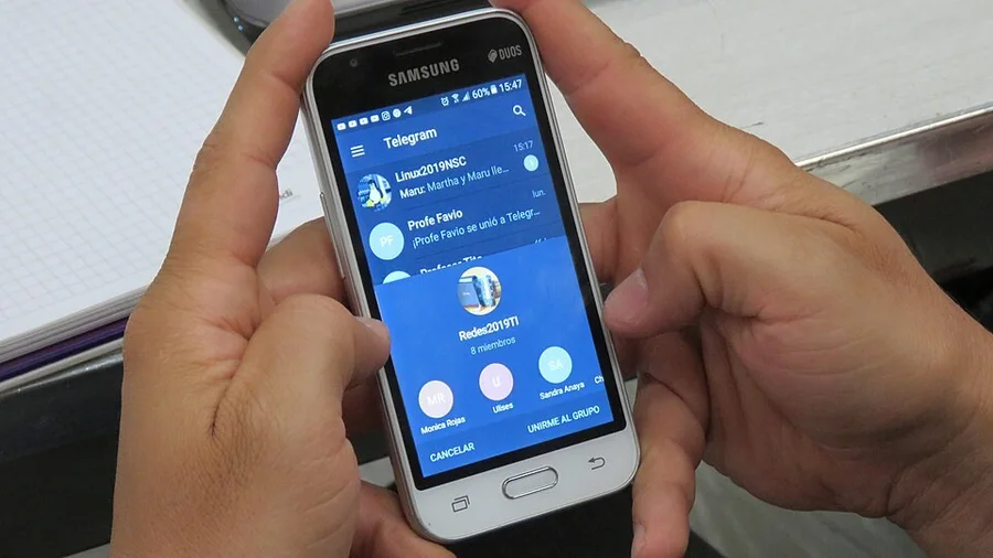 Telegram на смартфоне Samsung в руках