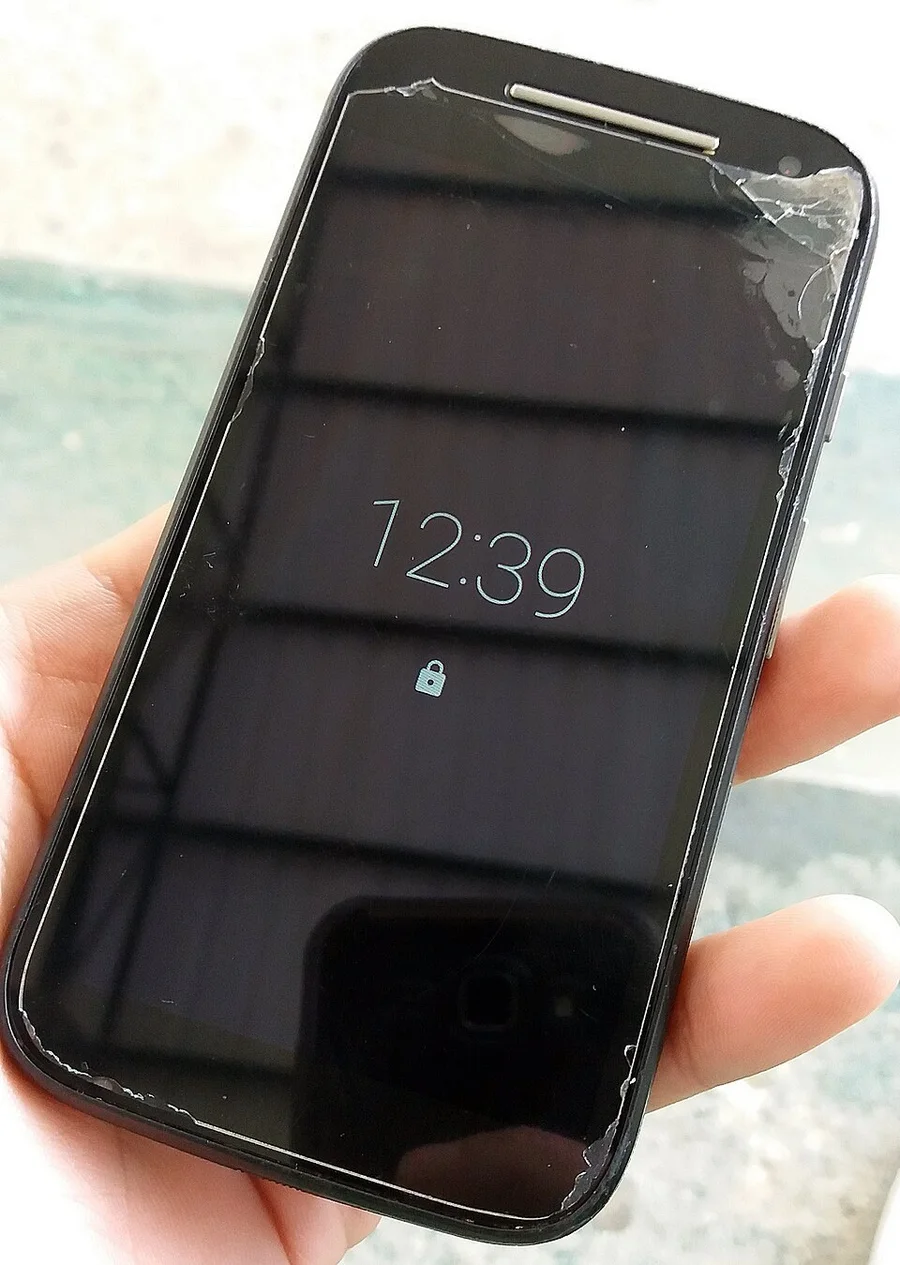 Смартфон с 4G LTE в руке