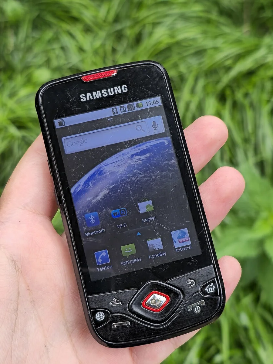 Смартфон Samsung на Android в руке