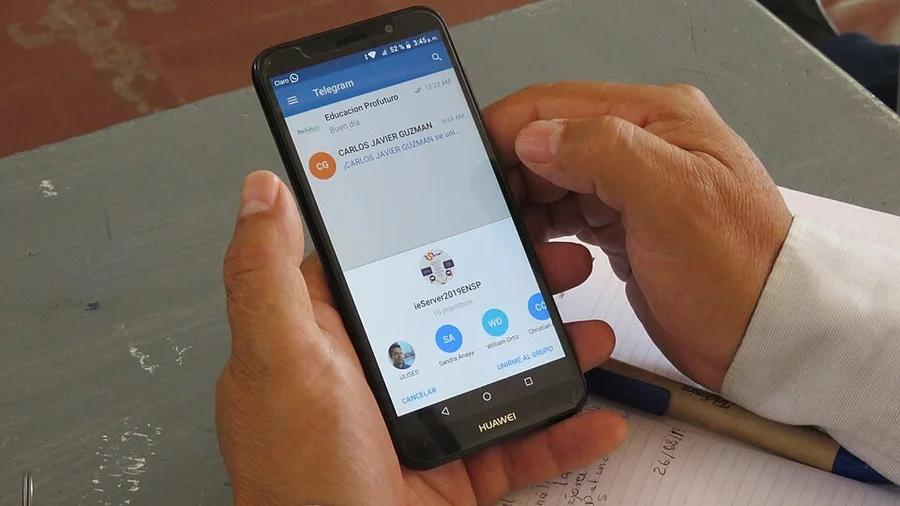 Telegram на смартфоне Huawei в руках