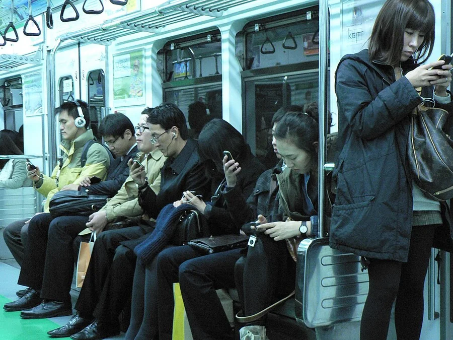 Пассажиры сеульского метро со смартфонами
