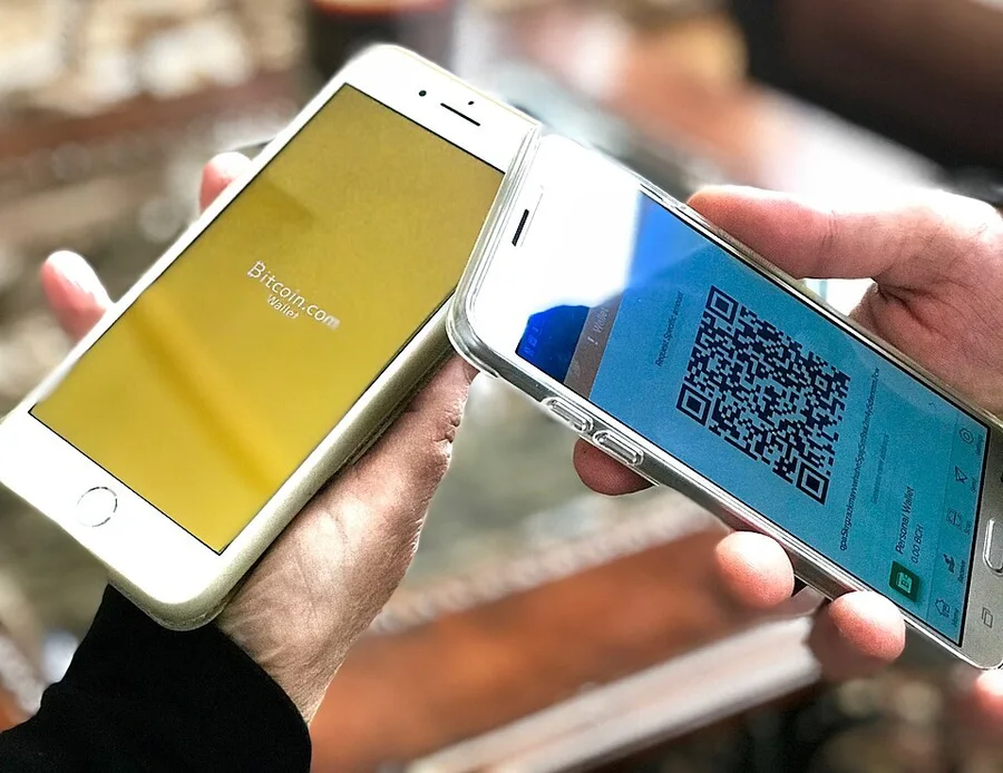 Криптокошельки на двух смартфонах