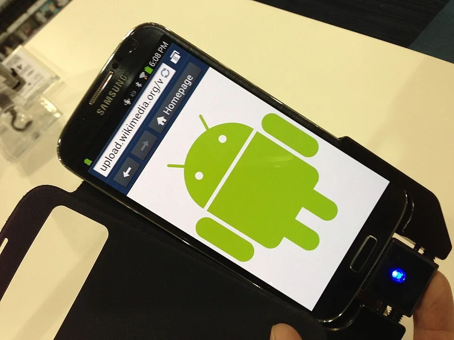 Смартфон Samsung с логотипом Android