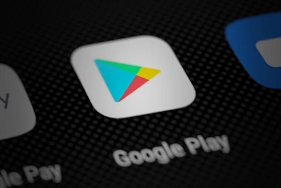 Значок Google Play на экране смартфона