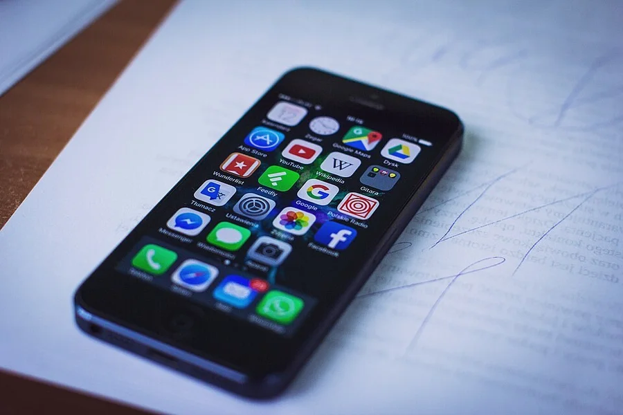 iPhone с главным экраном на столе