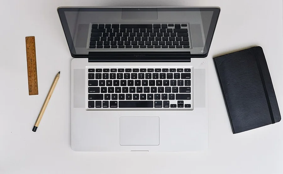 MacBook Pro на светлом столе