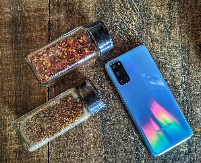 Смартфон Samsung Galaxy на столе