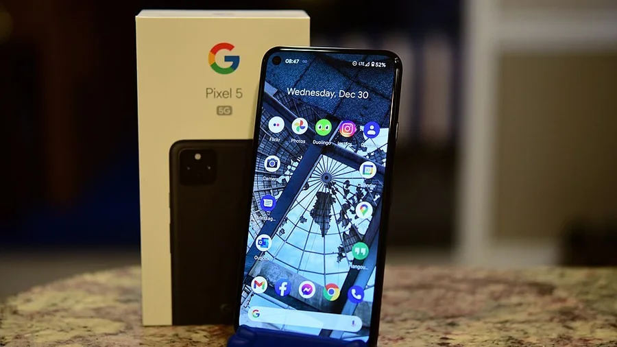 Смартфон Google Pixel 5 рядом с коробкой