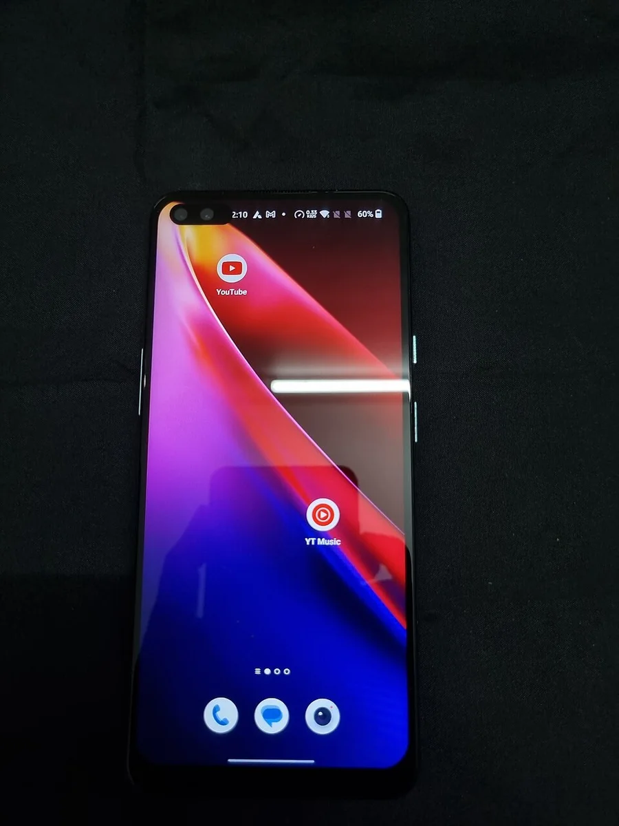 Смартфон OnePlus Nord с главным экраном Android