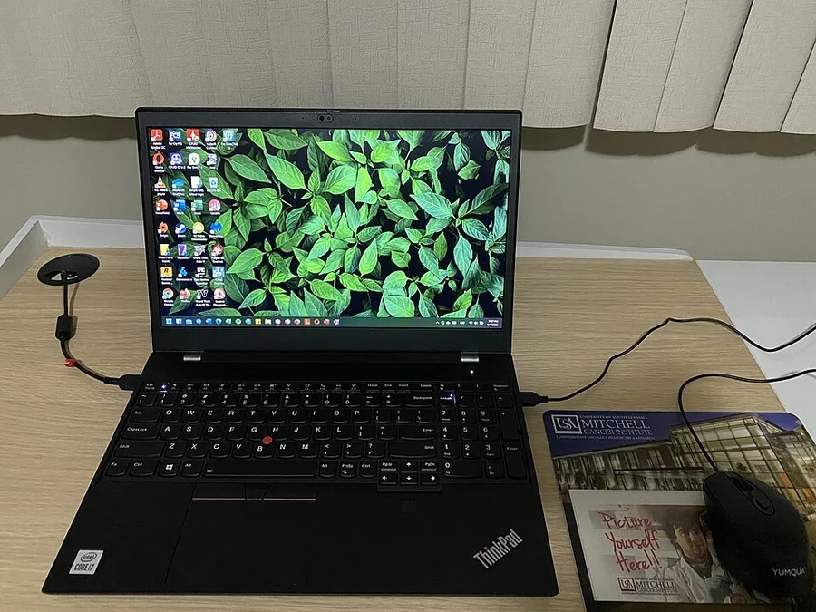 Ноутбук ThinkPad с Windows на рабочем столе