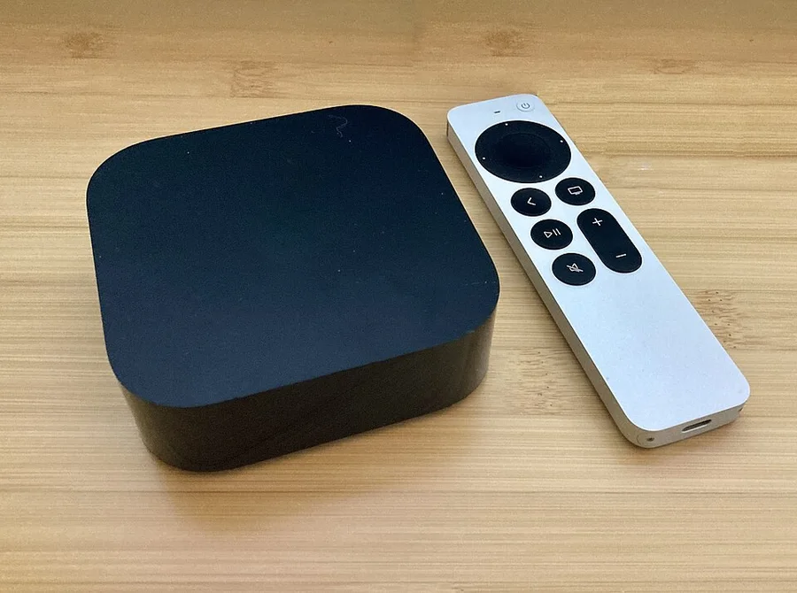Приставка Apple TV 4K и пульт Siri Remote