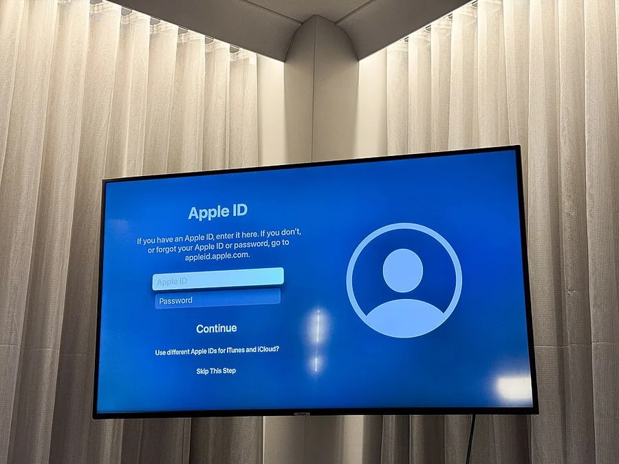 Экран входа в Apple ID на Apple TV