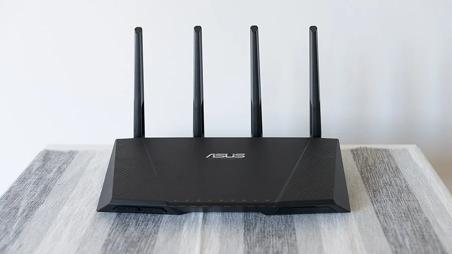 Роутер ASUS с четырьмя антеннами на столе