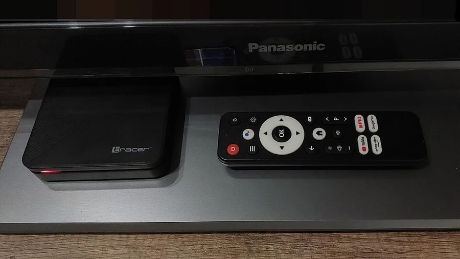 ТВ-приставка на Android TV и пульт у телевизора