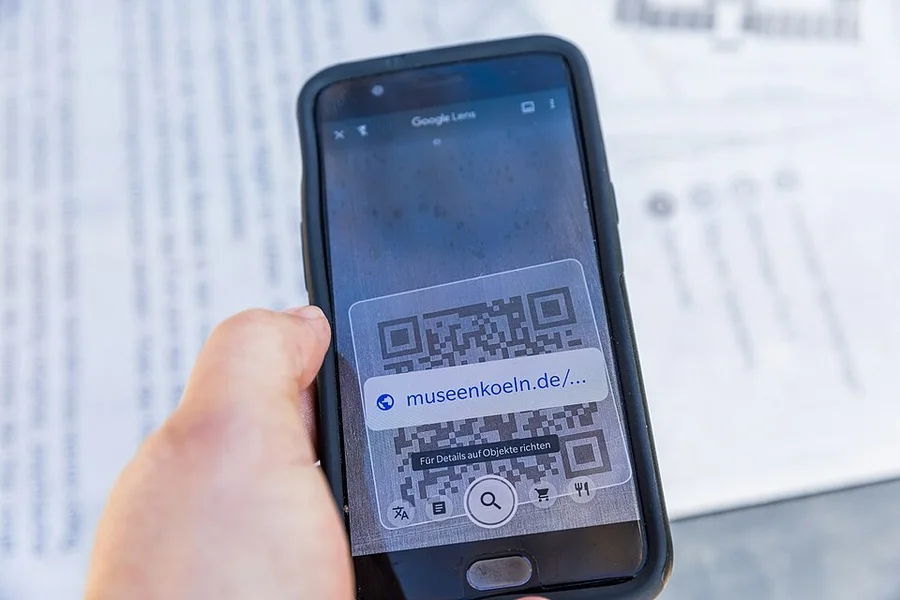 Смартфон сканирует QR-код камерой