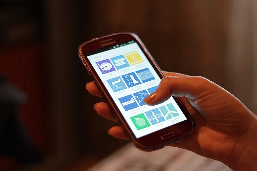 Android-смартфон с приложениями на экране в руке