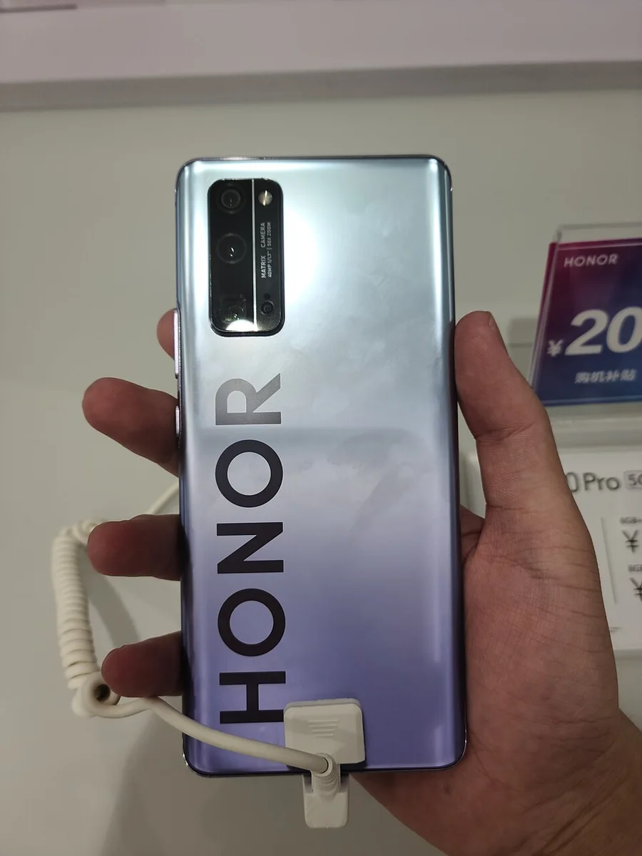Смартфон Honor 30 в руке
