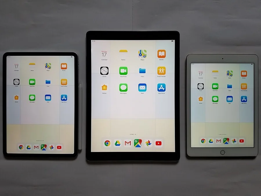 Три iPad разных моделей с домашним экраном