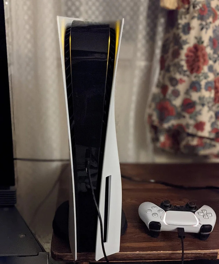 PlayStation 5 и геймпад DualSense