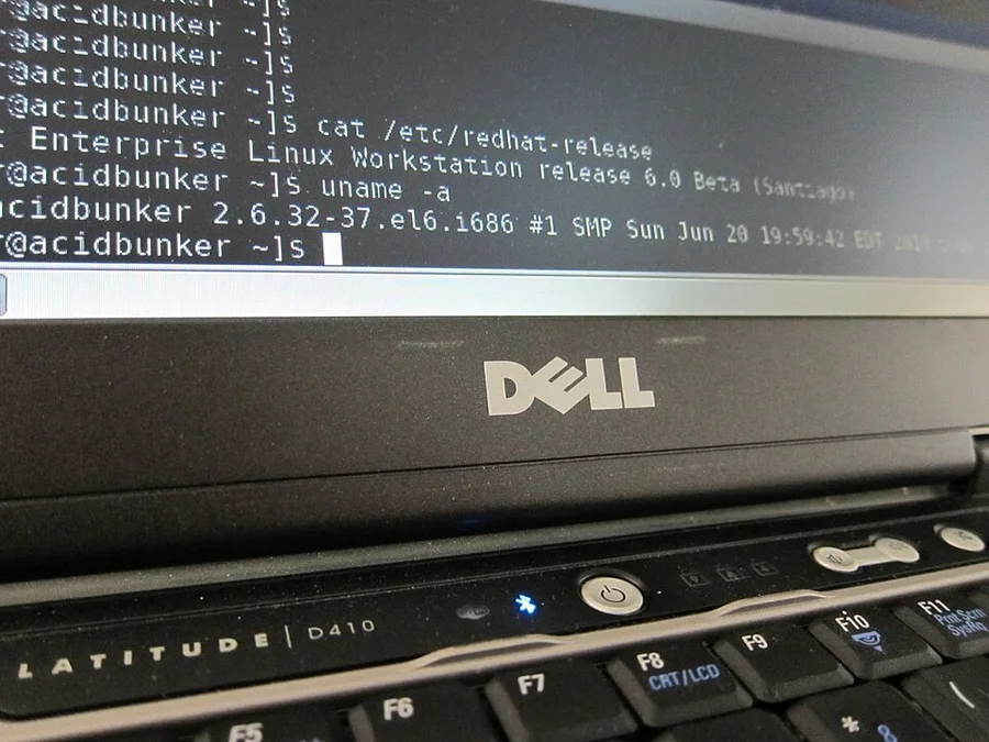 Терминал Linux с командами на экране ноутбука Dell