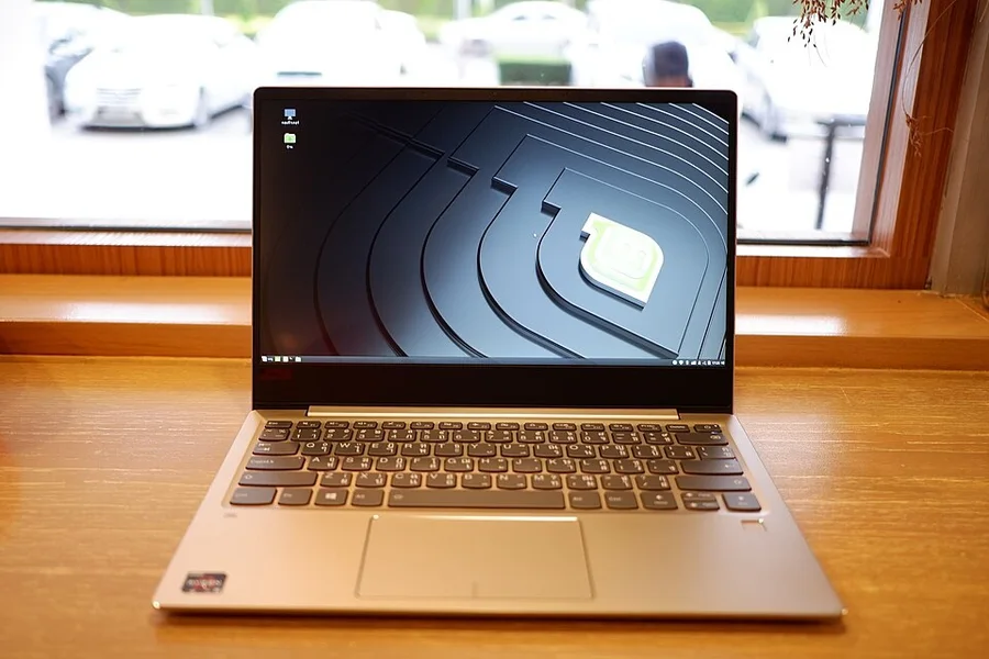 Ноутбук Lenovo с Linux Mint на столе