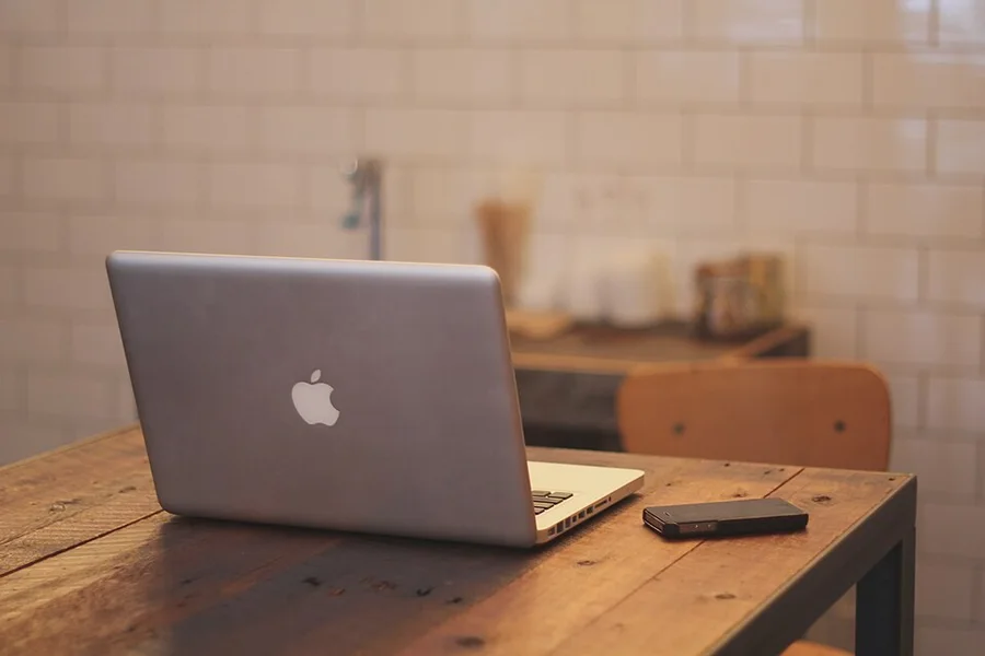 MacBook на деревянном столе