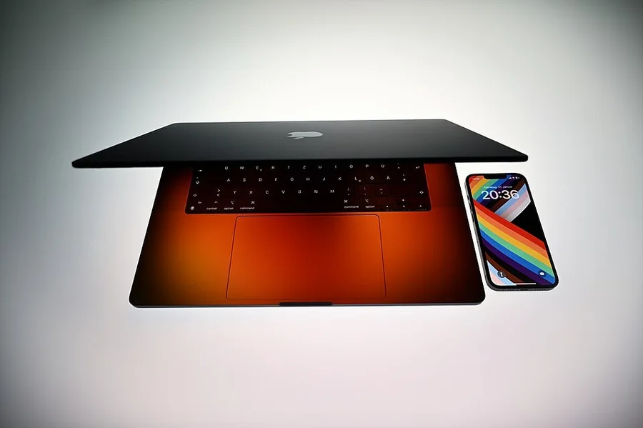 MacBook Pro и iPhone рядом