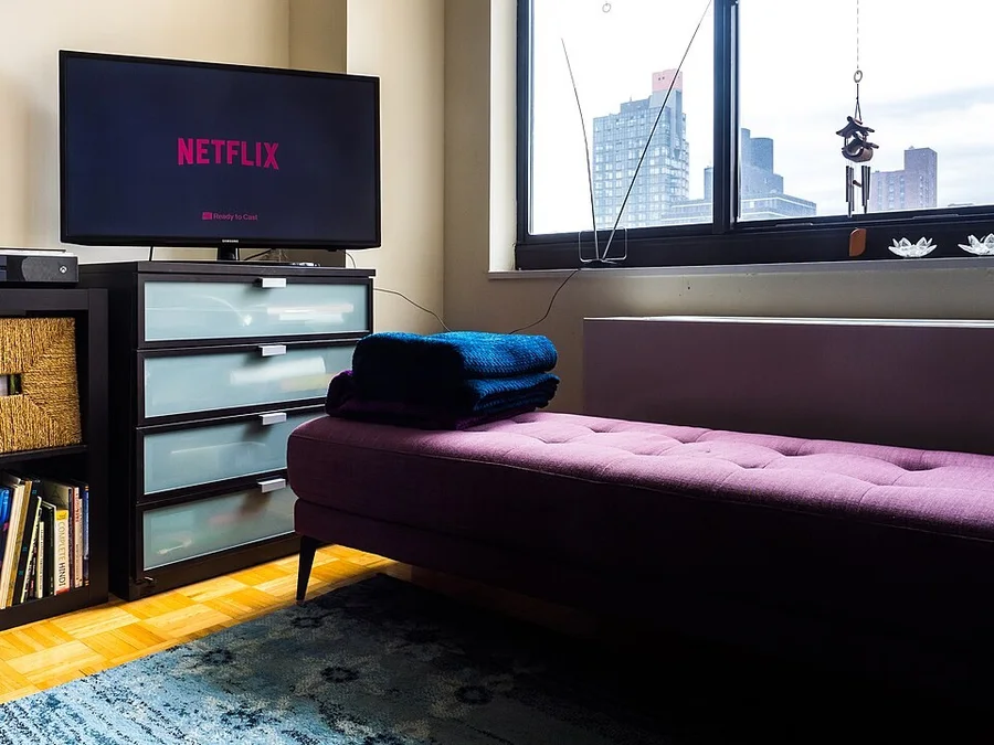 Телевизор с Netflix в гостиной