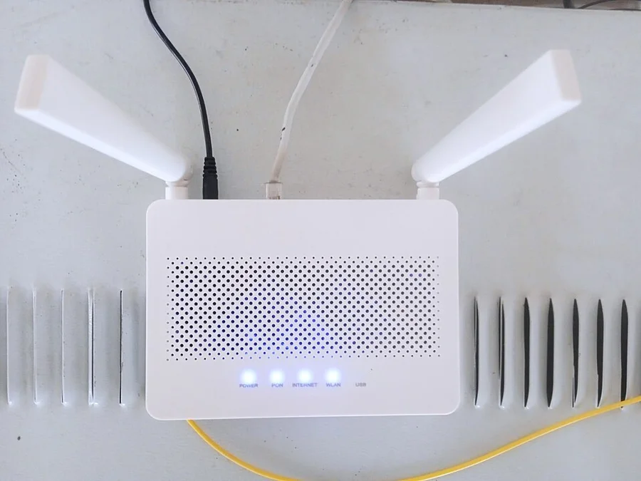 Домашний Wi-Fi роутер с горящими индикаторами