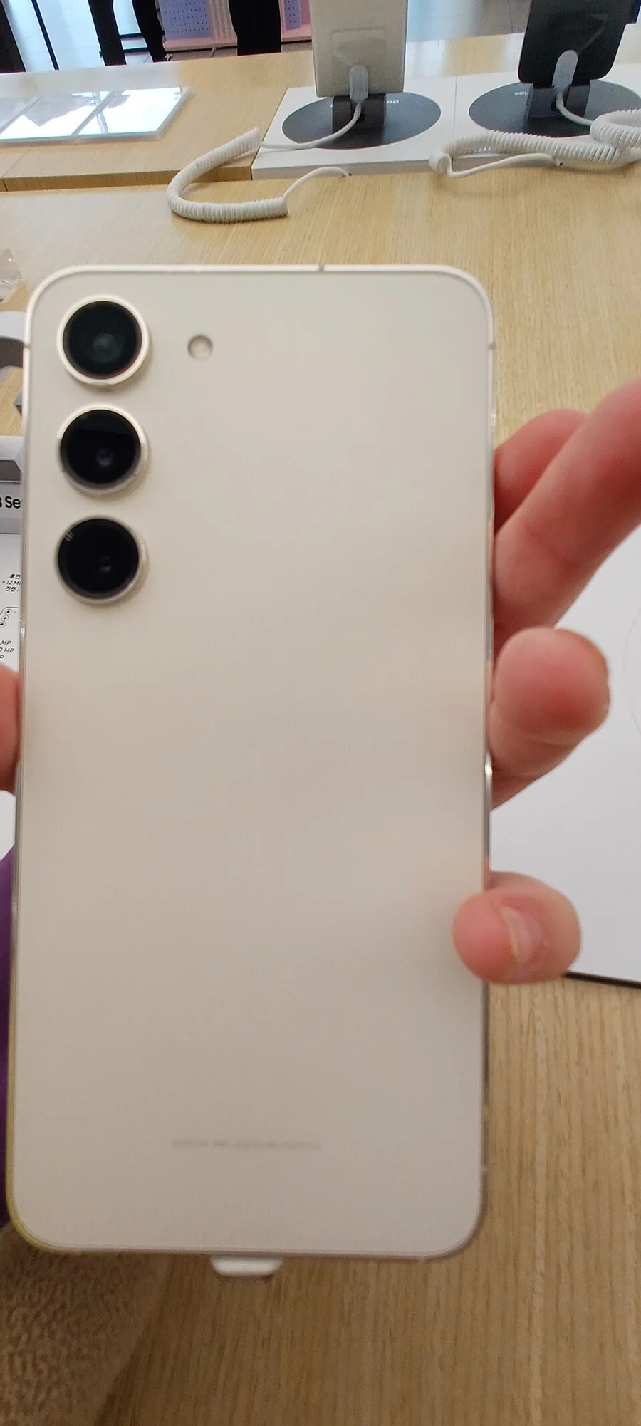 Смартфон Samsung Galaxy S23 в руке