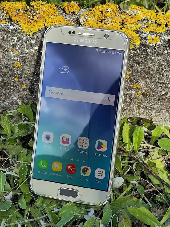 Смартфон Samsung Galaxy на улице